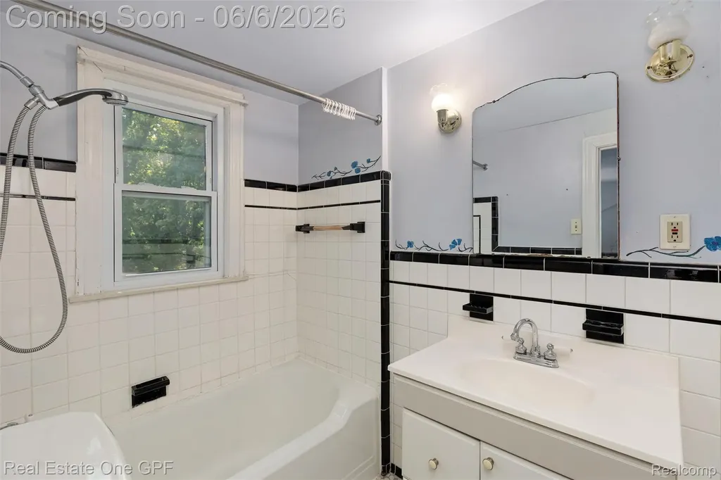 957 Fisher Road Grosse Pointe City MI 48230
