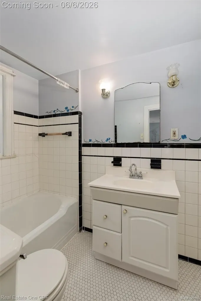 957 Fisher Road Grosse Pointe City MI 48230