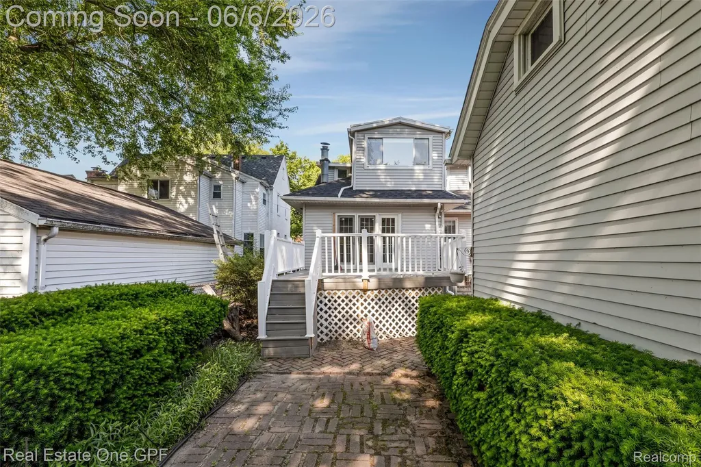 957 Fisher Road Grosse Pointe City MI 48230