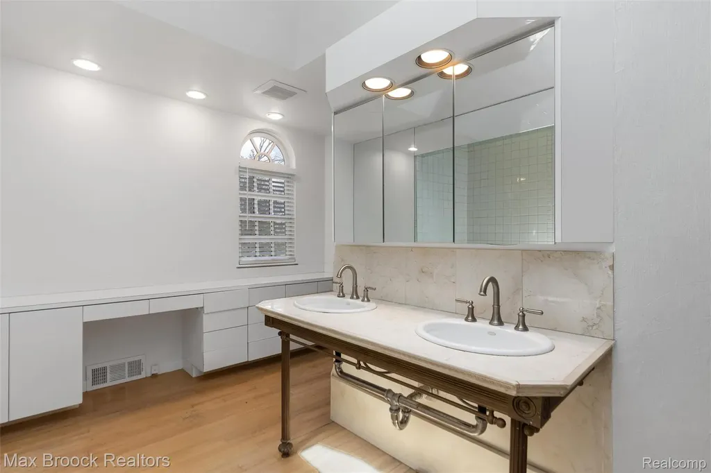 3797 S Darlington Road Bloomfield Charter Township MI 48301