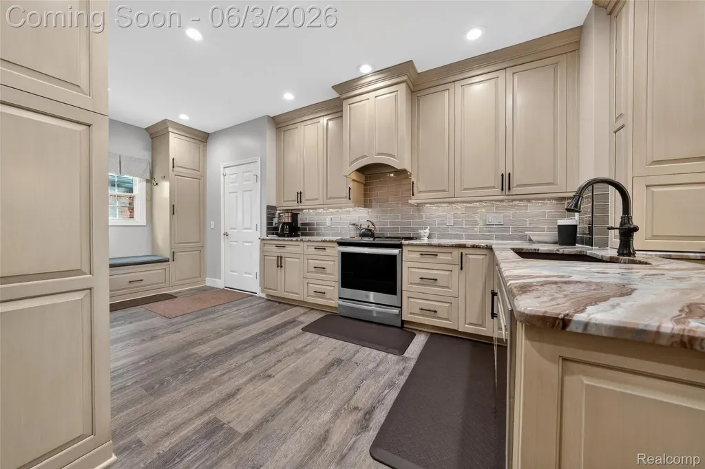 156 Sandhills Lane Lake Orion Village MI 48362