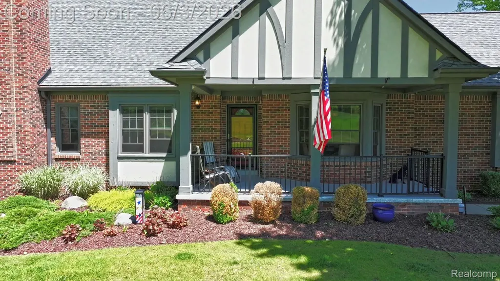 156 Sandhills Lane Lake Orion Village MI 48362