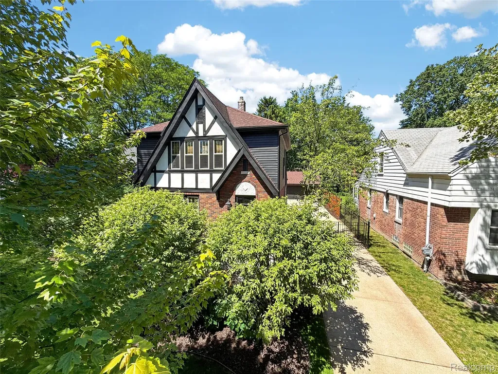 108 Maplefield Road Pleasant Ridge City MI 48069