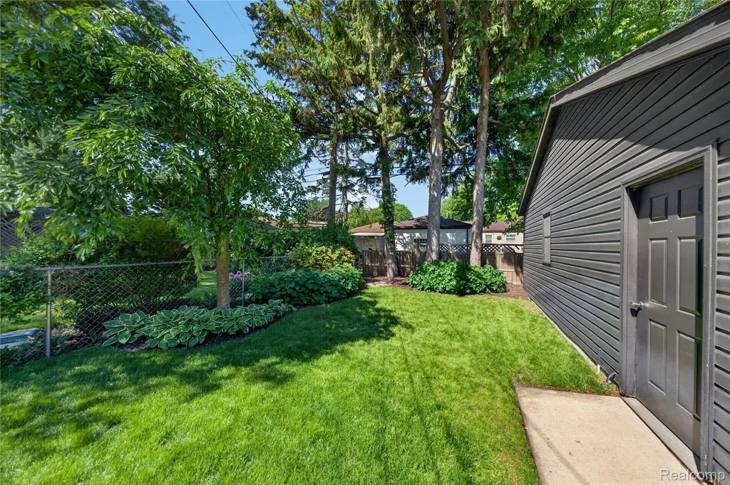 108 Maplefield Road Pleasant Ridge City MI 48069