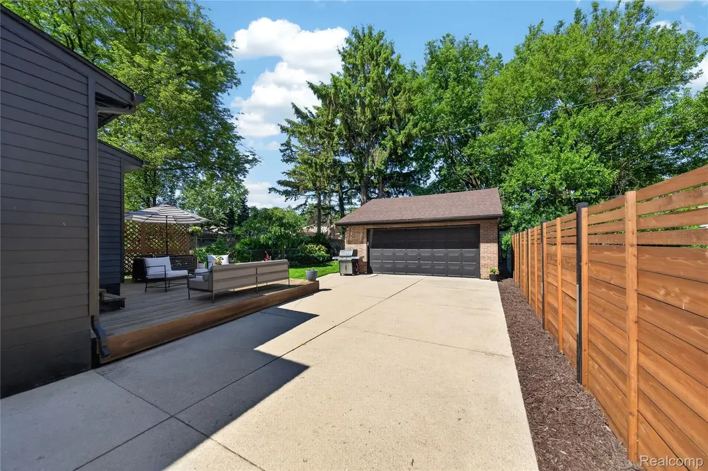 108 Maplefield Road Pleasant Ridge City MI 48069