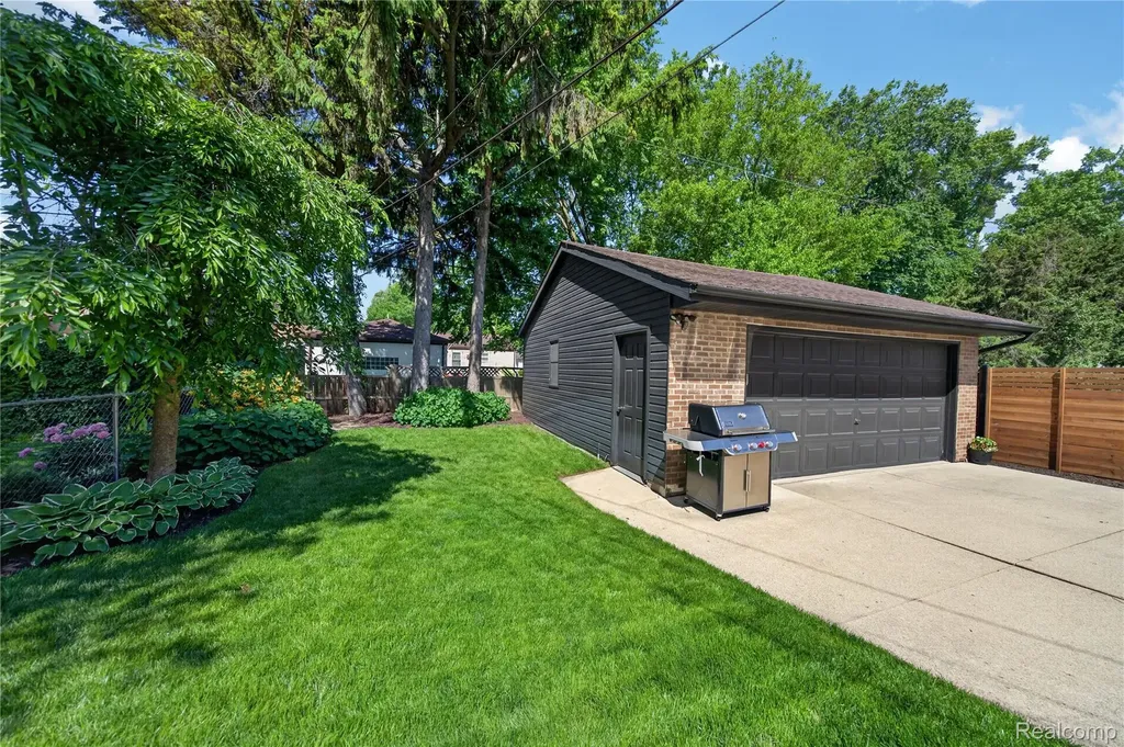 108 Maplefield Road Pleasant Ridge City MI 48069