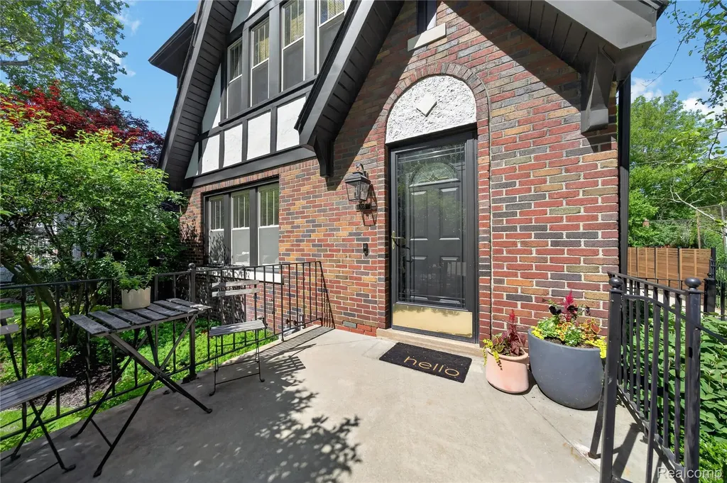 108 Maplefield Road Pleasant Ridge City MI 48069