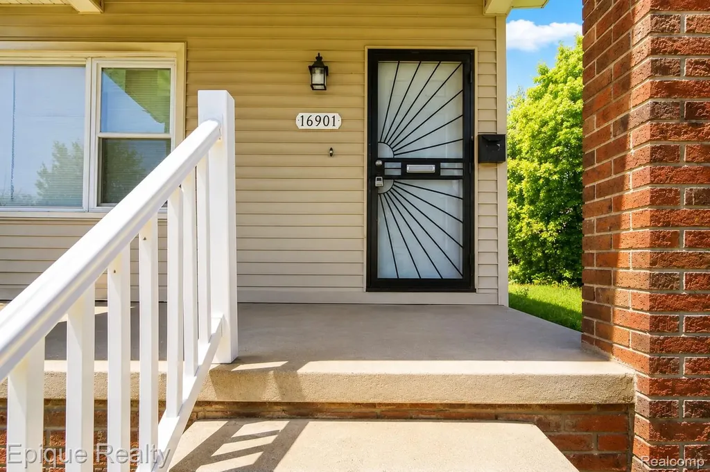 16901 Log Cabin Street Detroit City MI 48203