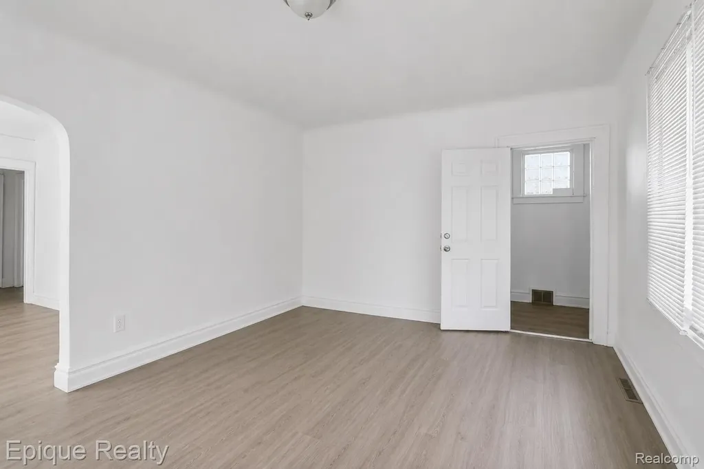 16901 Log Cabin Street Detroit City MI 48203