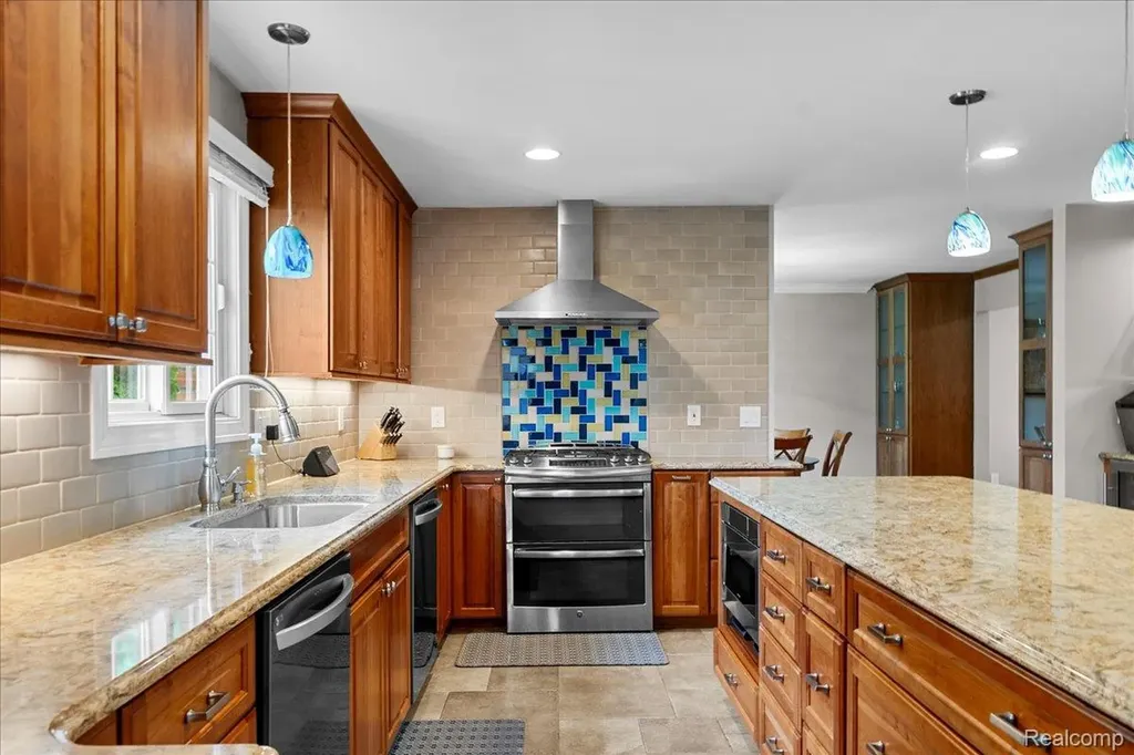 931 S Shady Hollow Circle Bloomfield Hills City MI 48304
