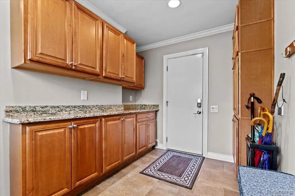 931 S Shady Hollow Circle Bloomfield Hills City MI 48304