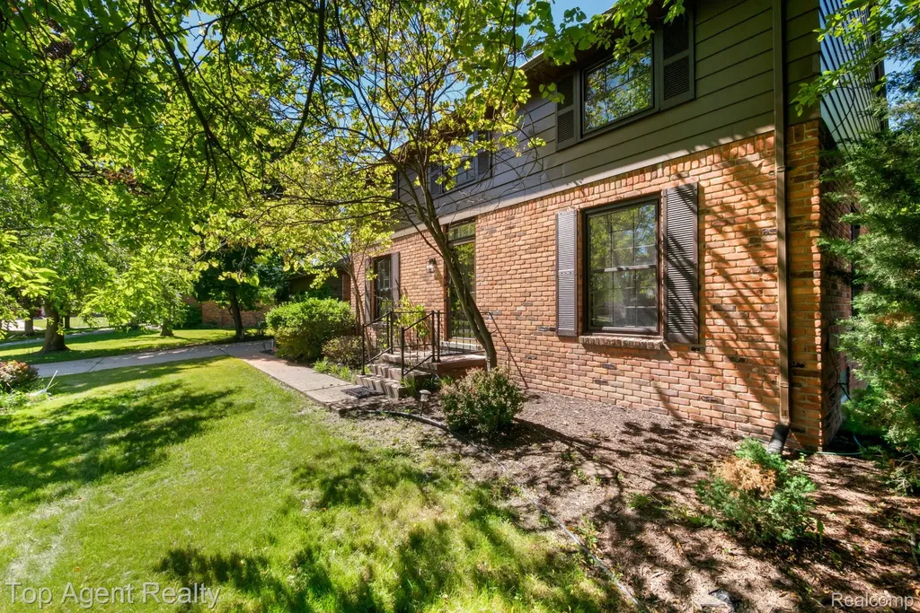 6525 Little Turkey Run Shelby Charter Township MI 48317