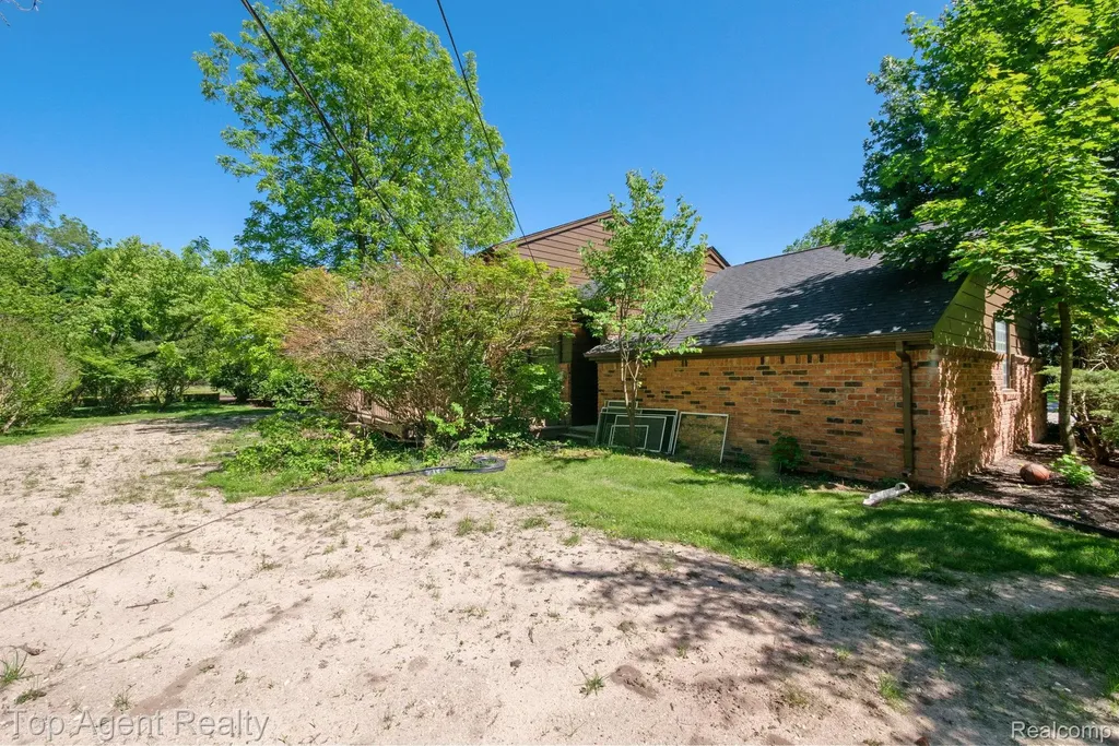 6525 Little Turkey Run Shelby Charter Township MI 48317