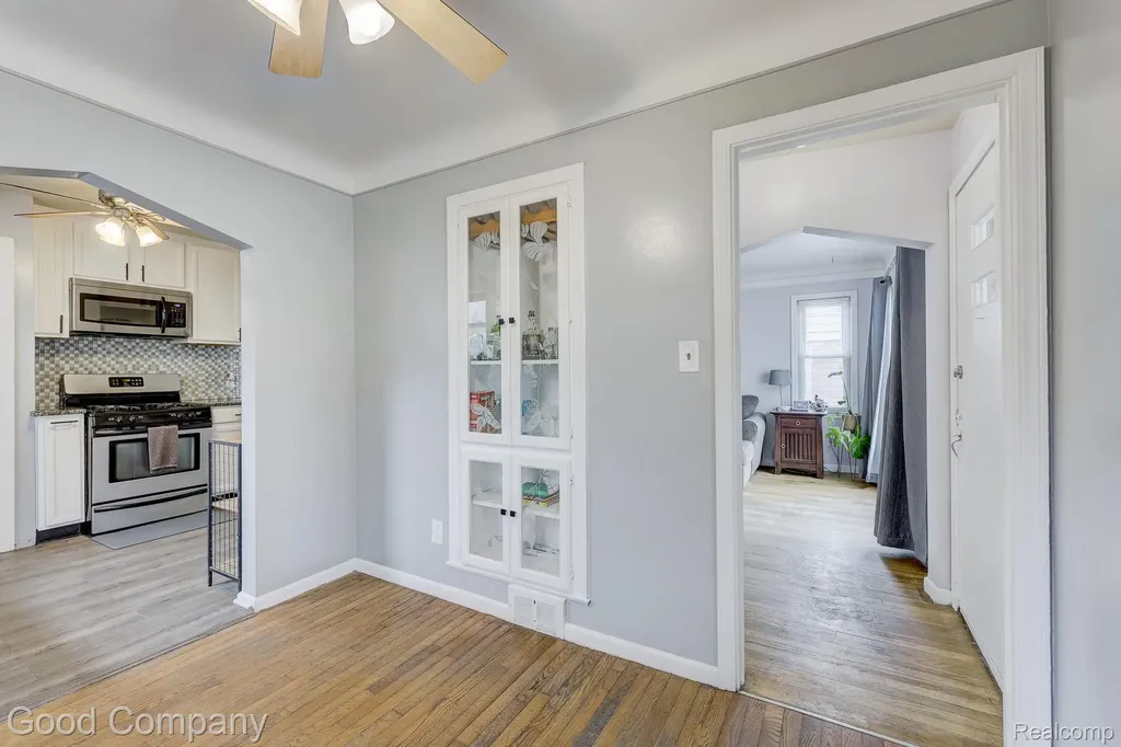 20420 Roscommon Street Harper Woods City MI 48225