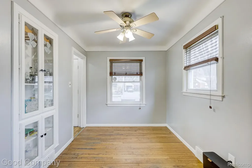 20420 Roscommon Street Harper Woods City MI 48225