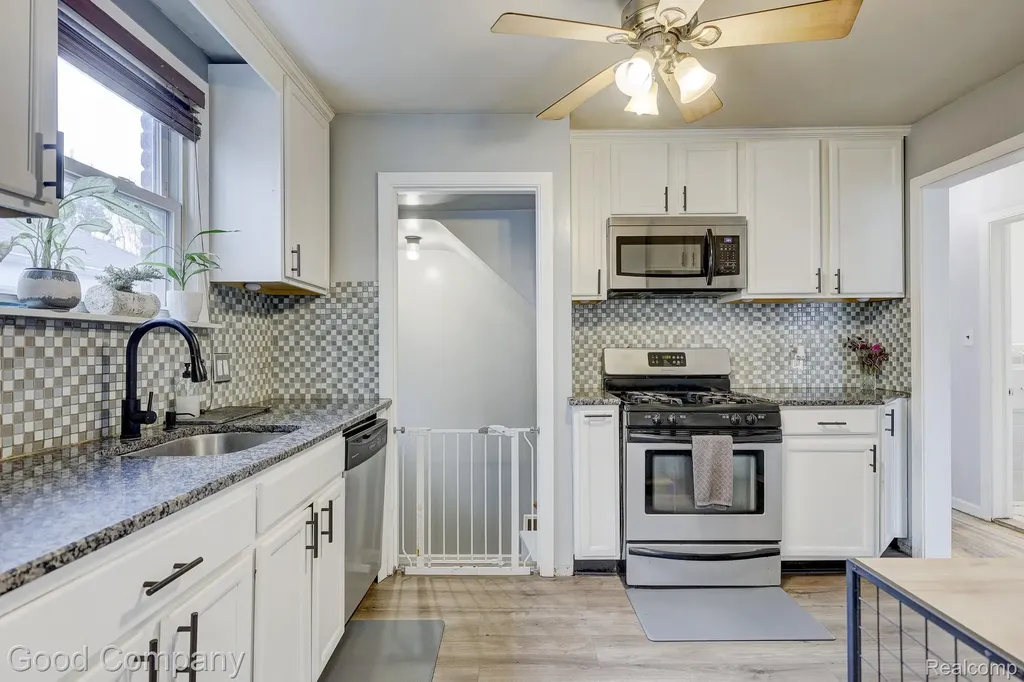 20420 Roscommon Street Harper Woods City MI 48225