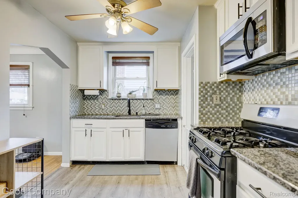 20420 Roscommon Street Harper Woods City MI 48225