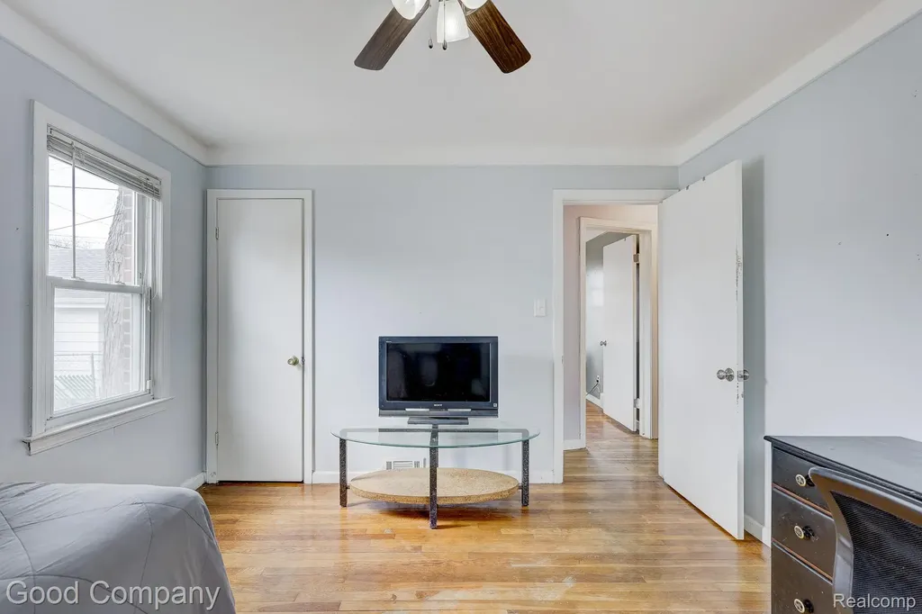20420 Roscommon Street Harper Woods City MI 48225