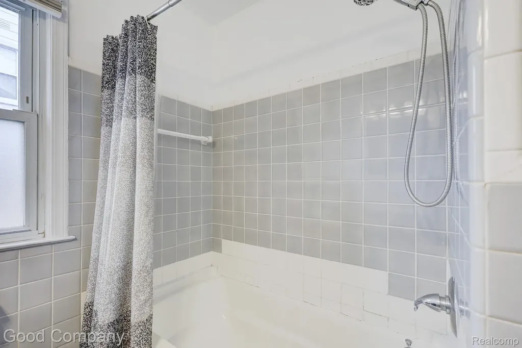 20420 Roscommon Street Harper Woods City MI 48225