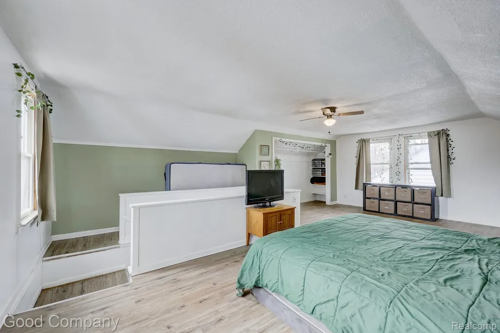 20420 Roscommon Street Harper Woods City MI 48225
