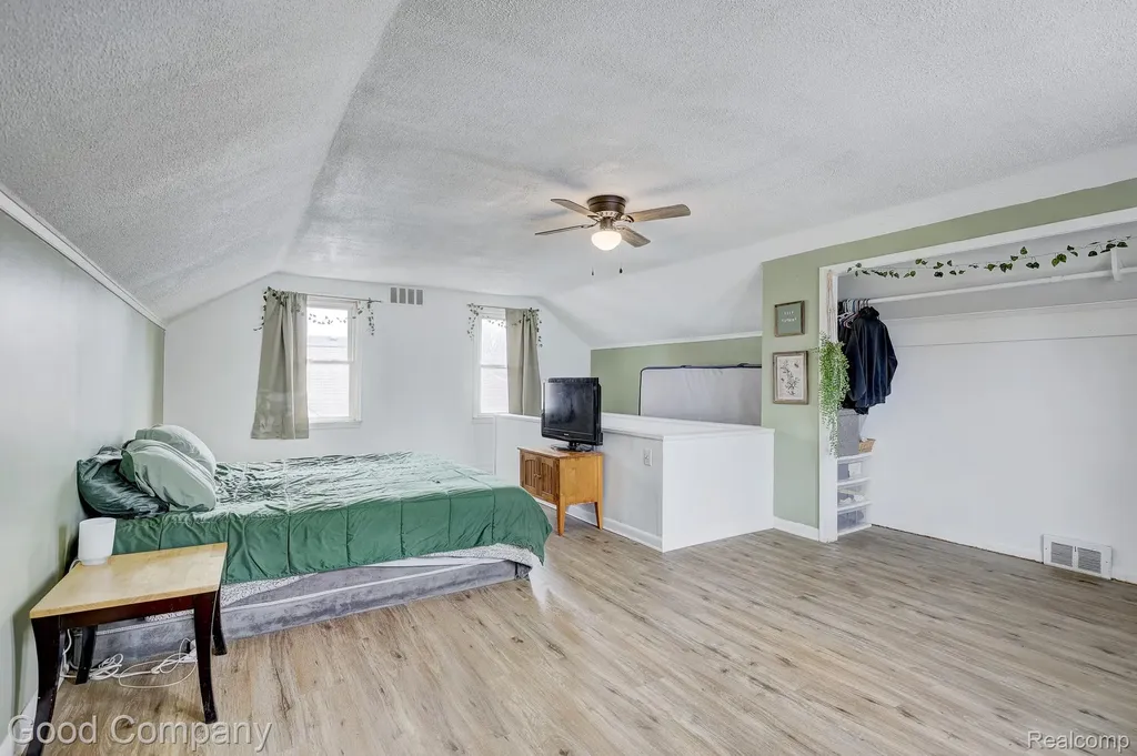 20420 Roscommon Street Harper Woods City MI 48225