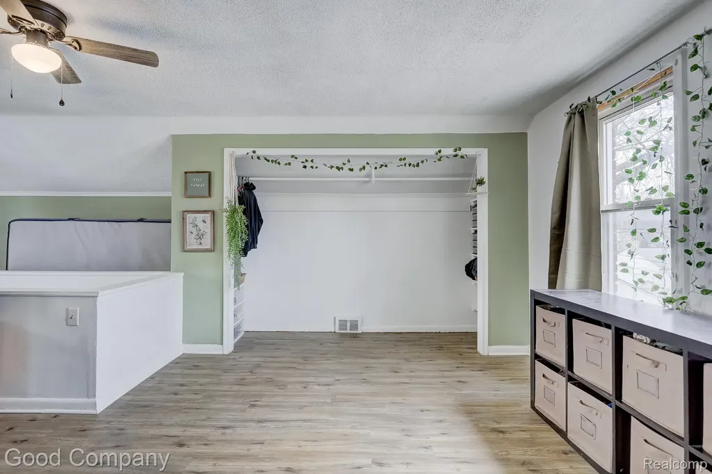 20420 Roscommon Street Harper Woods City MI 48225