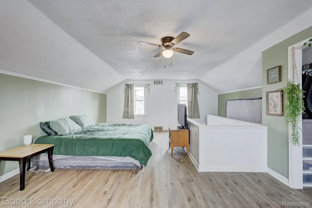 20420 Roscommon Street Harper Woods City MI 48225