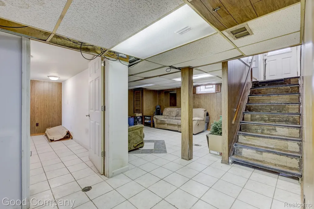 20420 Roscommon Street Harper Woods City MI 48225