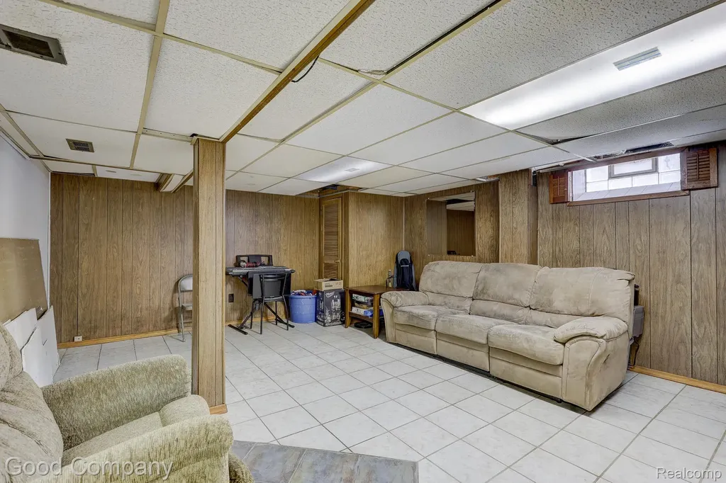 20420 Roscommon Street Harper Woods City MI 48225
