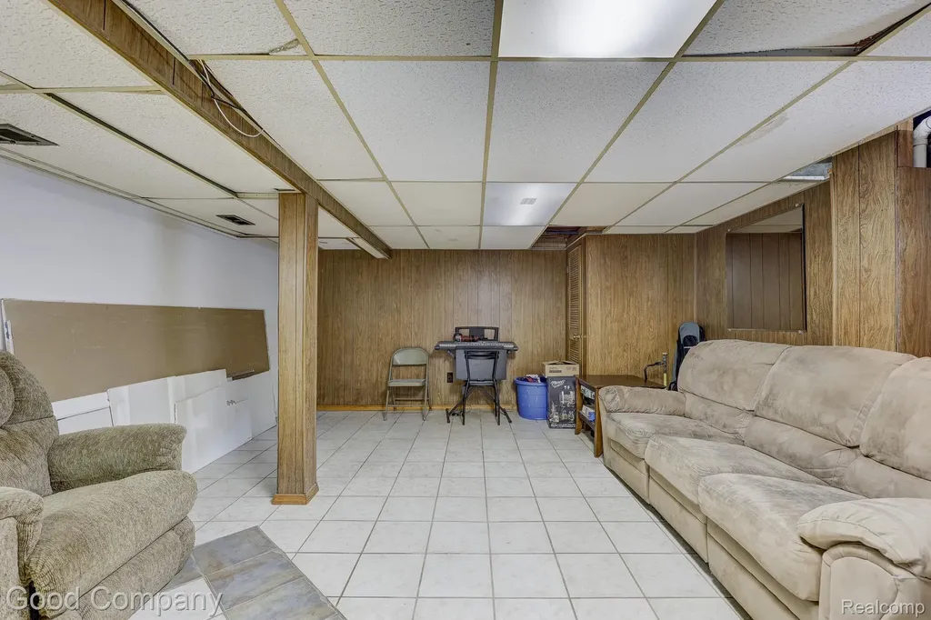 20420 Roscommon Street Harper Woods City MI 48225