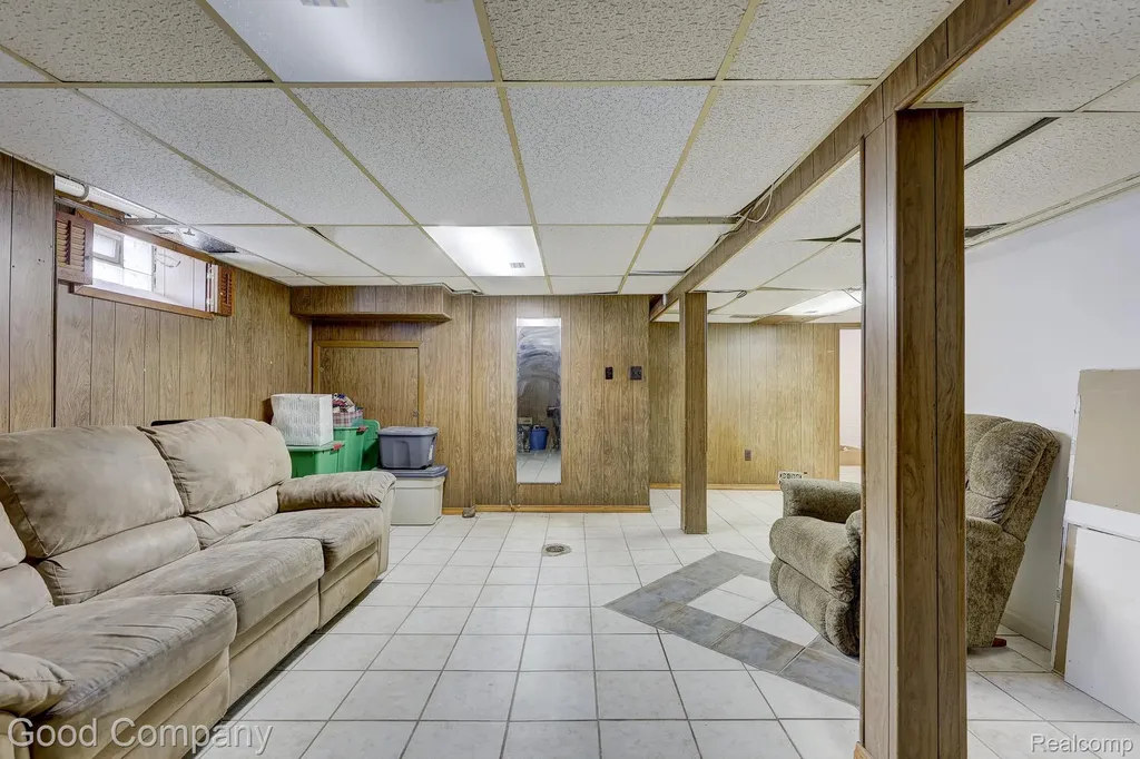20420 Roscommon Street Harper Woods City MI 48225