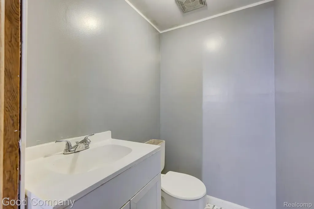 20420 Roscommon Street Harper Woods City MI 48225