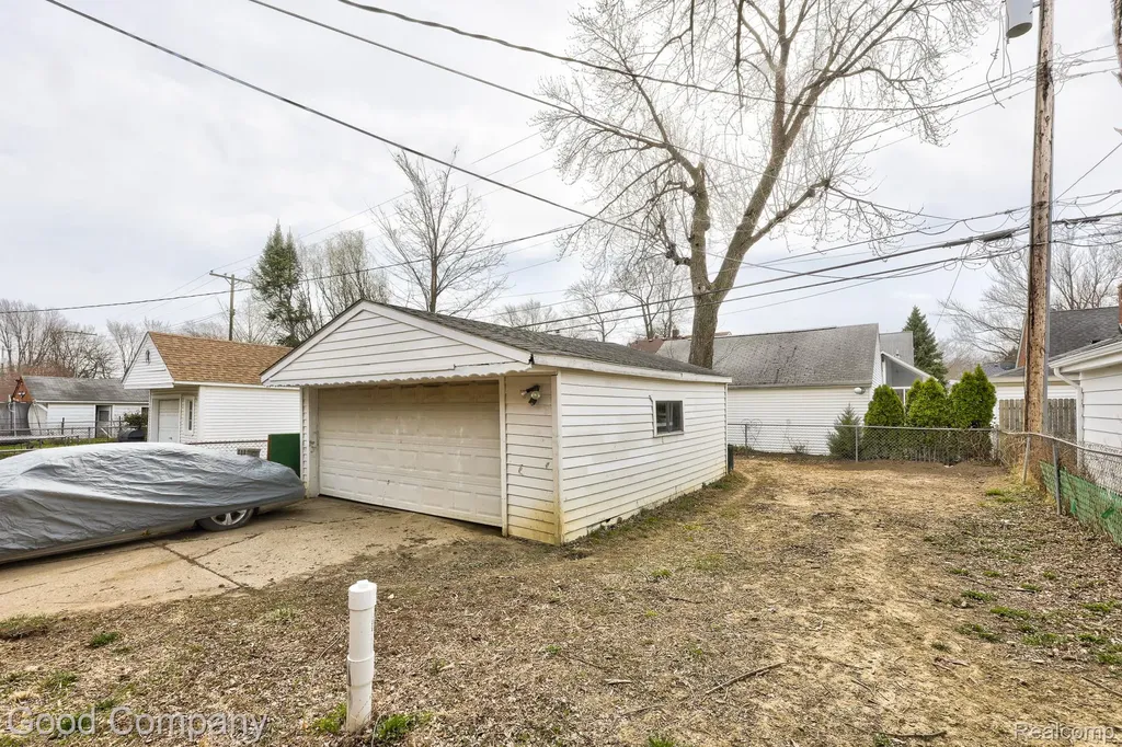 20420 Roscommon Street Harper Woods City MI 48225