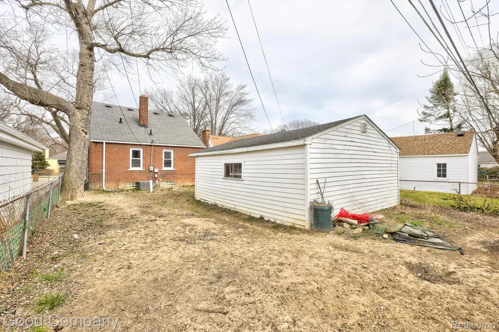 20420 Roscommon Street Harper Woods City MI 48225