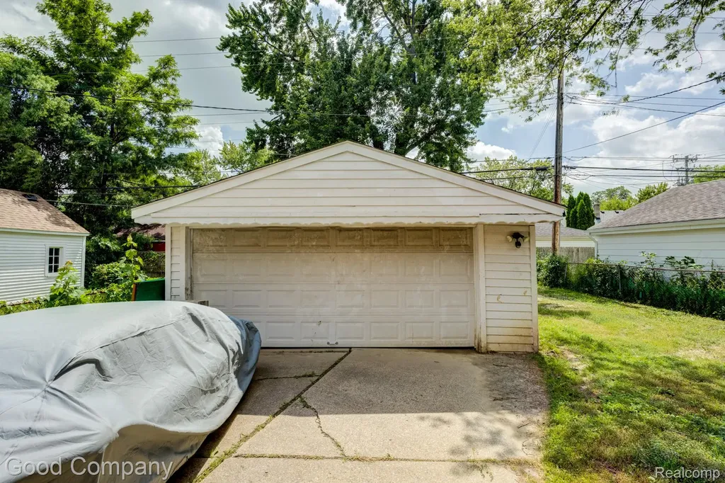 20420 Roscommon Street Harper Woods City MI 48225