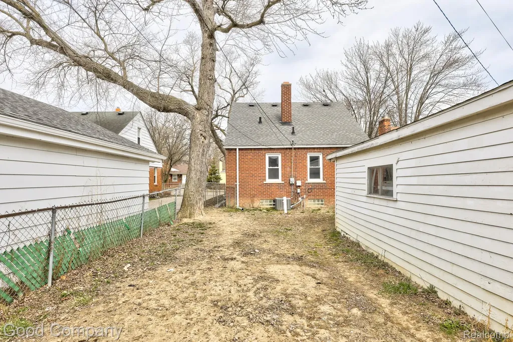20420 Roscommon Street Harper Woods City MI 48225