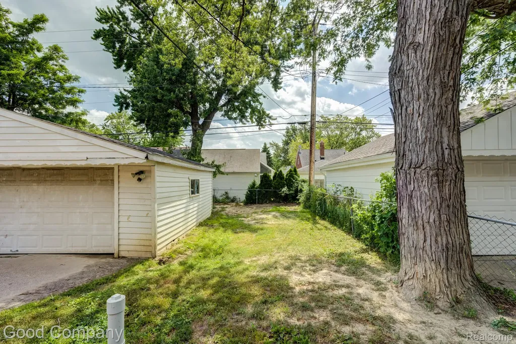 20420 Roscommon Street Harper Woods City MI 48225