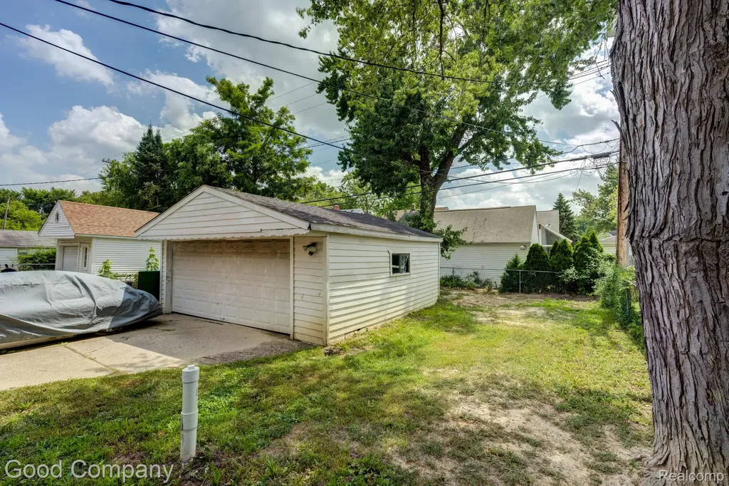 20420 Roscommon Street Harper Woods City MI 48225