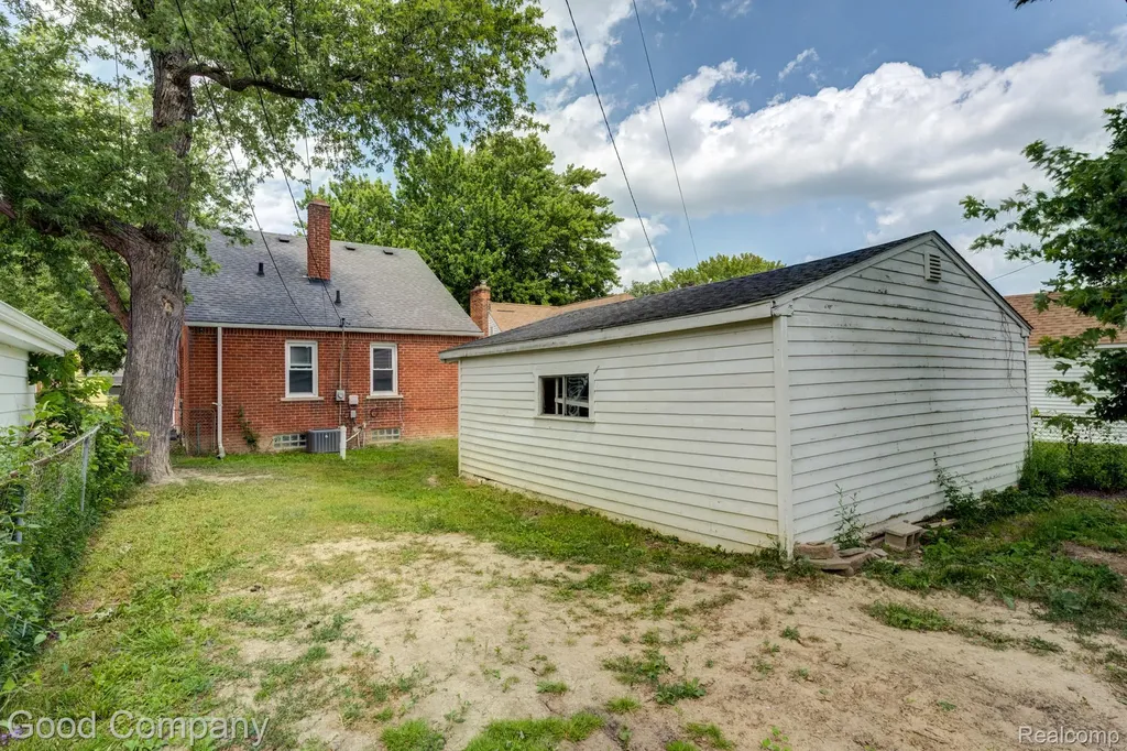 20420 Roscommon Street Harper Woods City MI 48225
