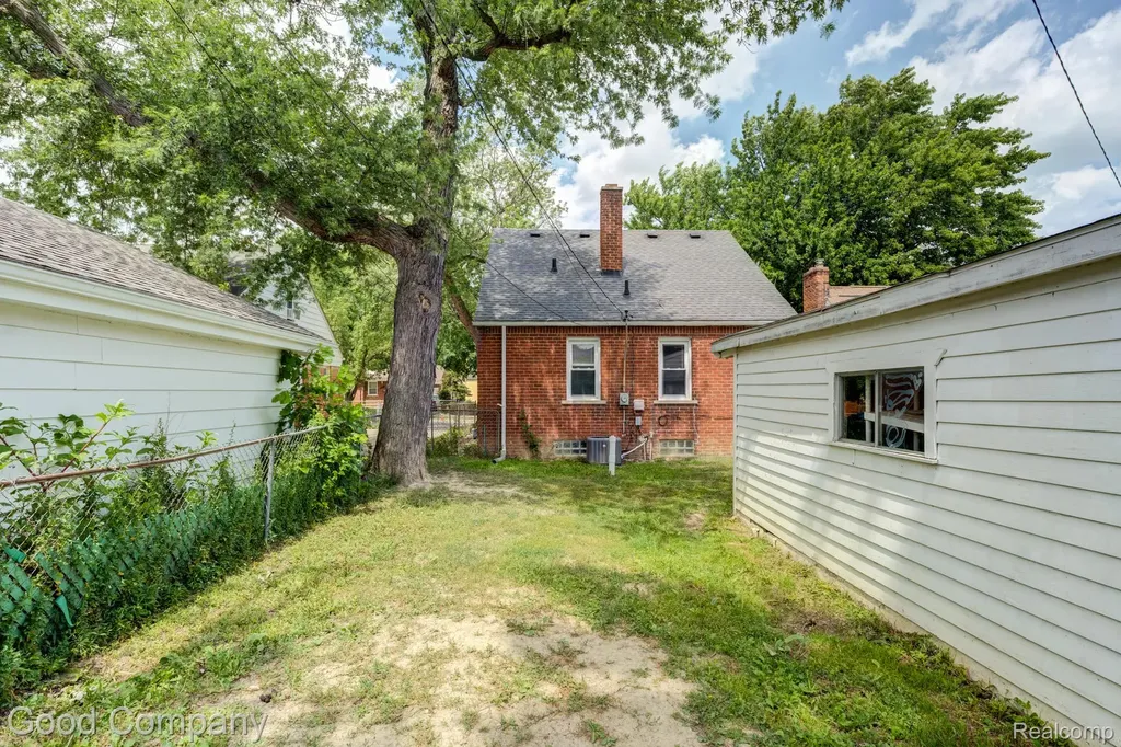 20420 Roscommon Street Harper Woods City MI 48225