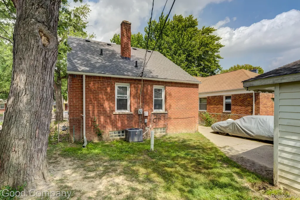 20420 Roscommon Street Harper Woods City MI 48225