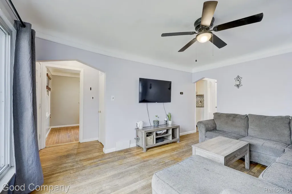 20420 Roscommon Street Harper Woods City MI 48225