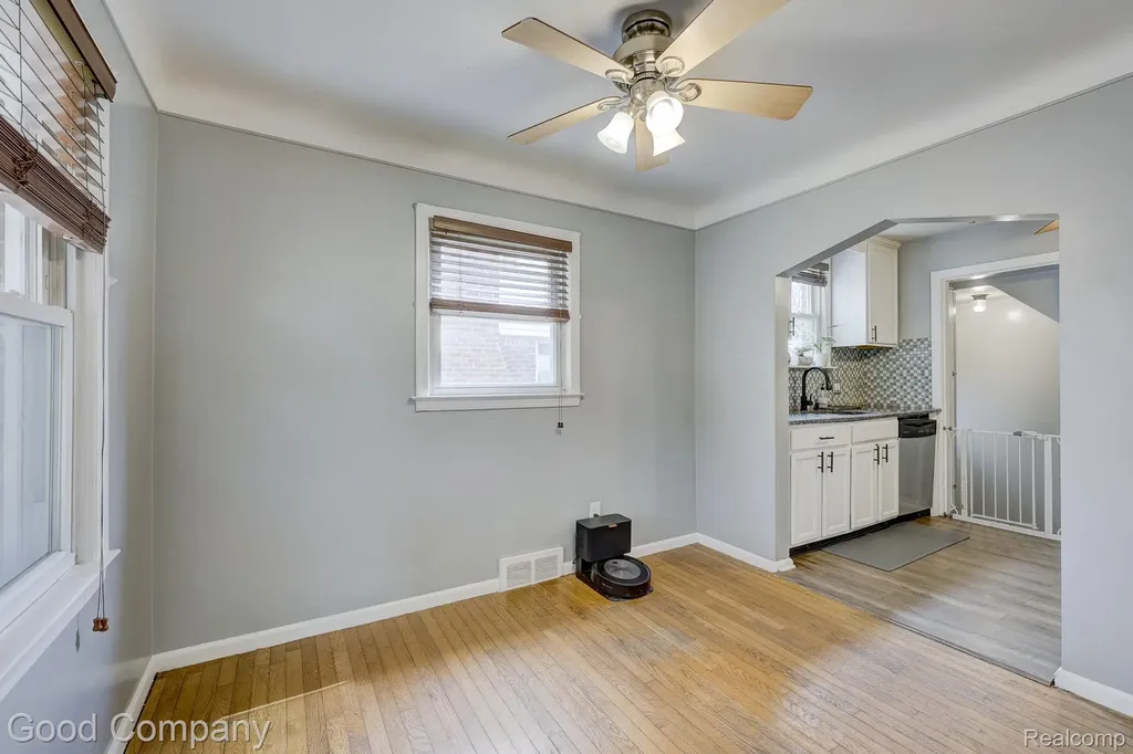 20420 Roscommon Street Harper Woods City MI 48225