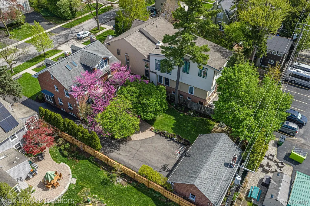 916 Knox Street Birmingham City MI 48009