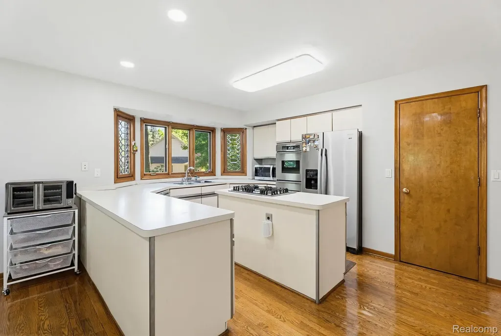 39200 Heatherbrook Drive Farmington Hills City MI 48331