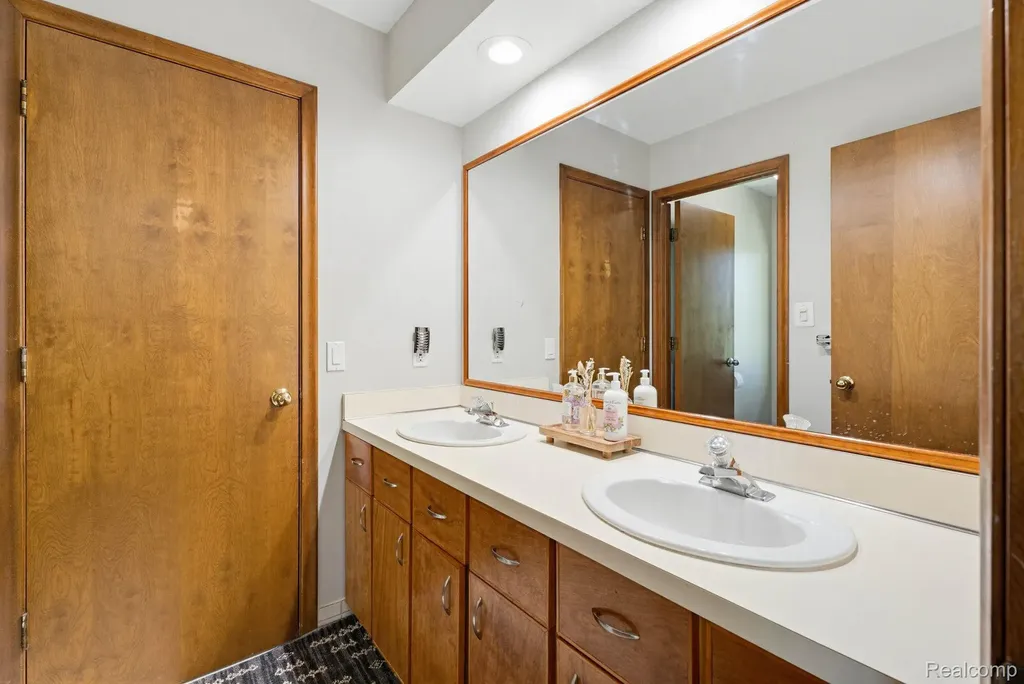 39200 Heatherbrook Drive Farmington Hills City MI 48331