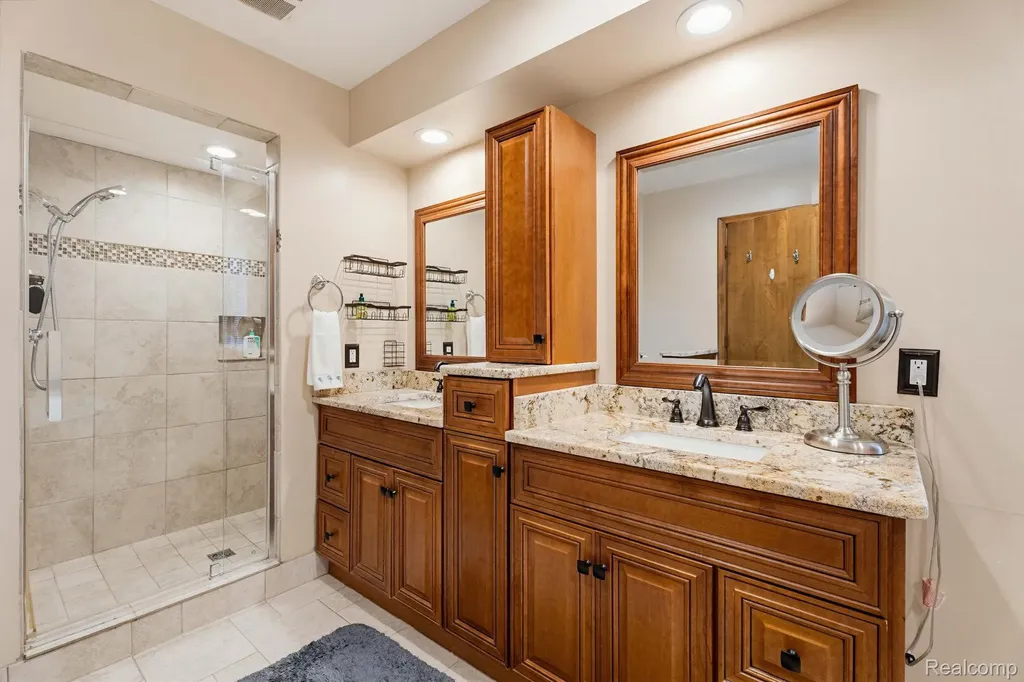 39200 Heatherbrook Drive Farmington Hills City MI 48331