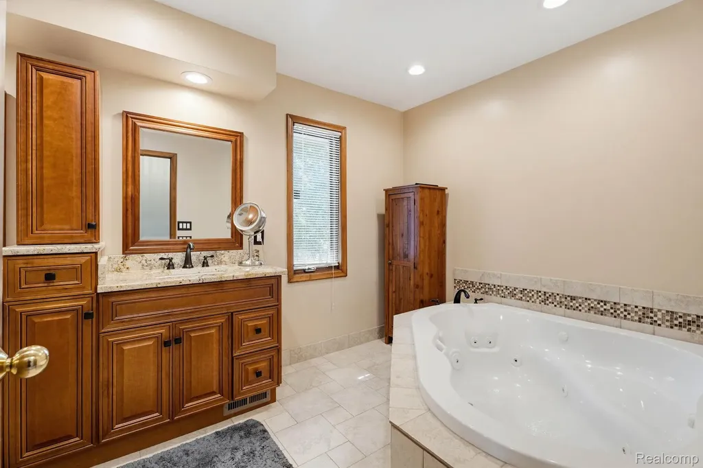 39200 Heatherbrook Drive Farmington Hills City MI 48331