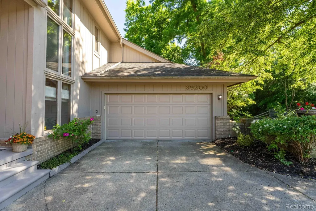 39200 Heatherbrook Drive Farmington Hills City MI 48331