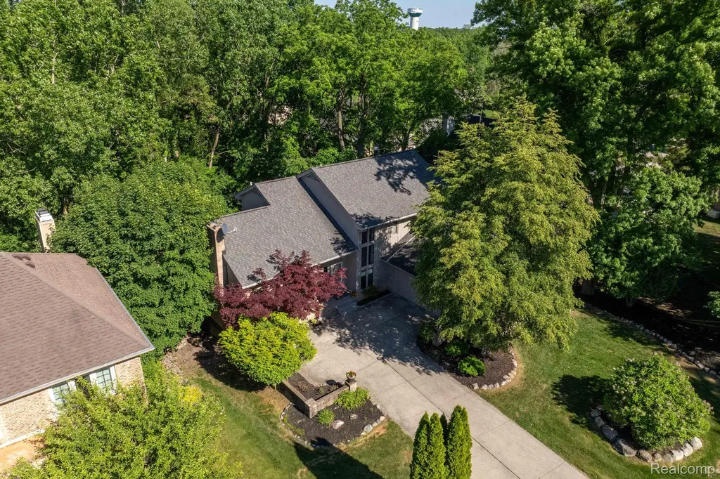 39200 Heatherbrook Drive Farmington Hills City MI 48331